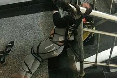 Mẹ cột con 3 tuổi vào cầu thang vì chồng không gửi tiền khiến dân mạng phẫn nộ