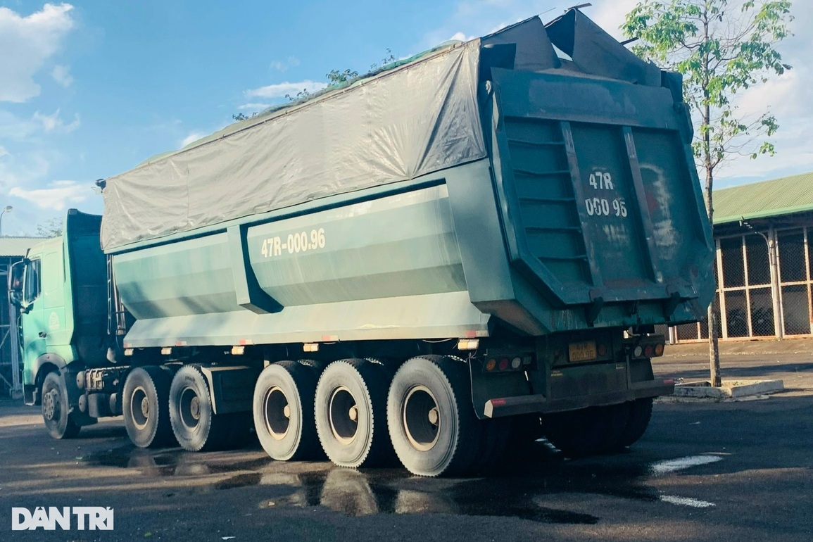 Xe hổ vồ nghênh ngang chở gấp đôi tải trọng, tráo tài tại trụ sở công an - 4 Xe hổ vồ nghênh ngang chở gấp đôi tải trọng, tráo tài tại trụ sở công an - 4