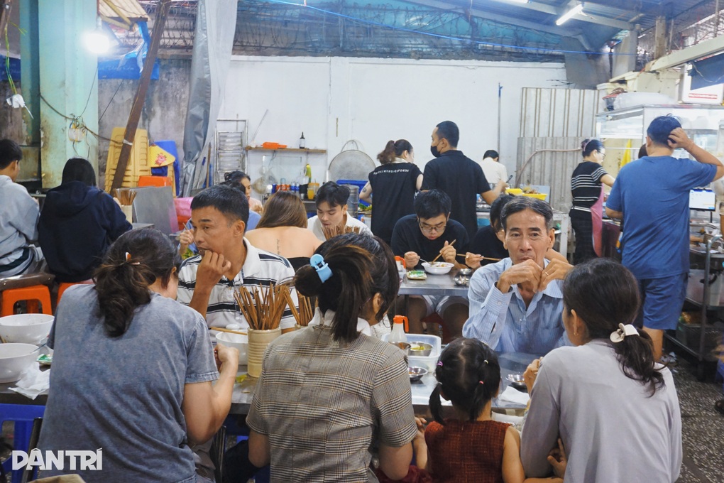 Quán cháo 34 năm tuổi ở TPHCM: Khách xếp hàng dài, đợi 30 phút mới có ăn - 5 Quán cháo 34 năm tuổi ở TPHCM: Khách xếp hàng dài, đợi 30 phút mới có ăn - 5