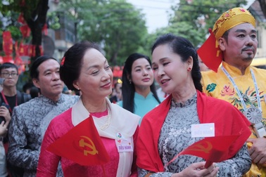 Dàn NSND diễu hành ở A80: Người là mẹ chồng dễ tính, người về hưu đắt show