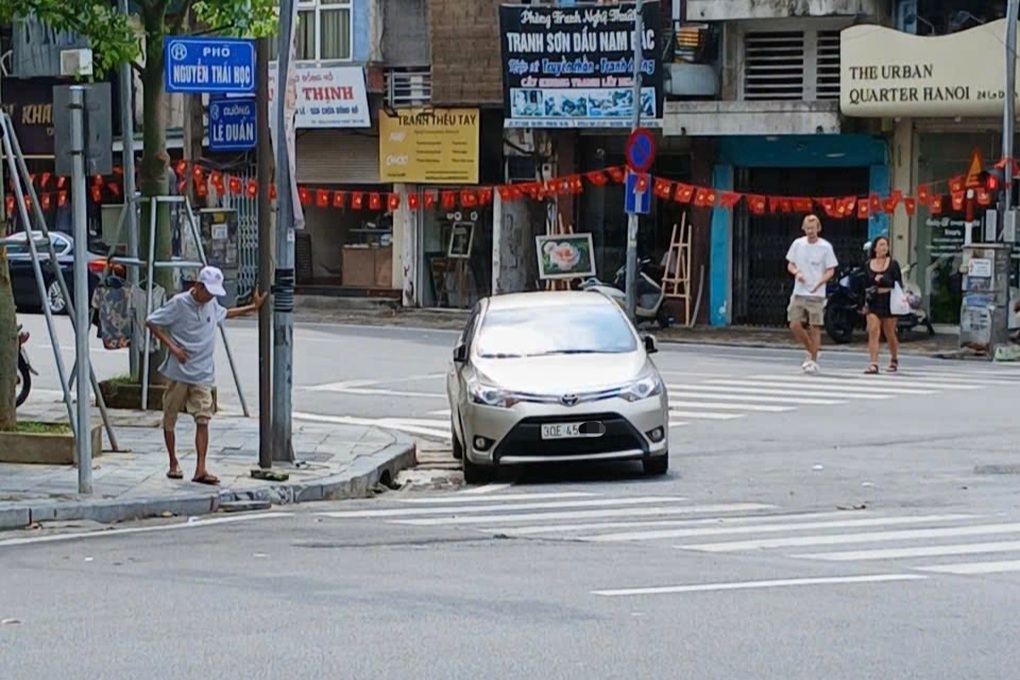 Tài xế liên tục đỗ ô tô ngược chiều, người dân báo với Cục trưởng CSGT - 1