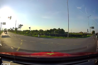 Xe máy không giảm tốc độ, lao thẳng vào xe container đang chuyển hướng