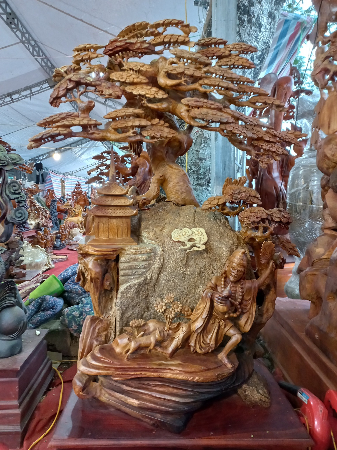 Kiếm bạc tỷ dịp Tết với tượng gỗ quý ôm đá tảng, giá trăm triệu mỗi bức - 11 Kiếm bạc tỷ dịp Tết với tượng gỗ quý ôm đá tảng, giá trăm triệu mỗi bức - 11