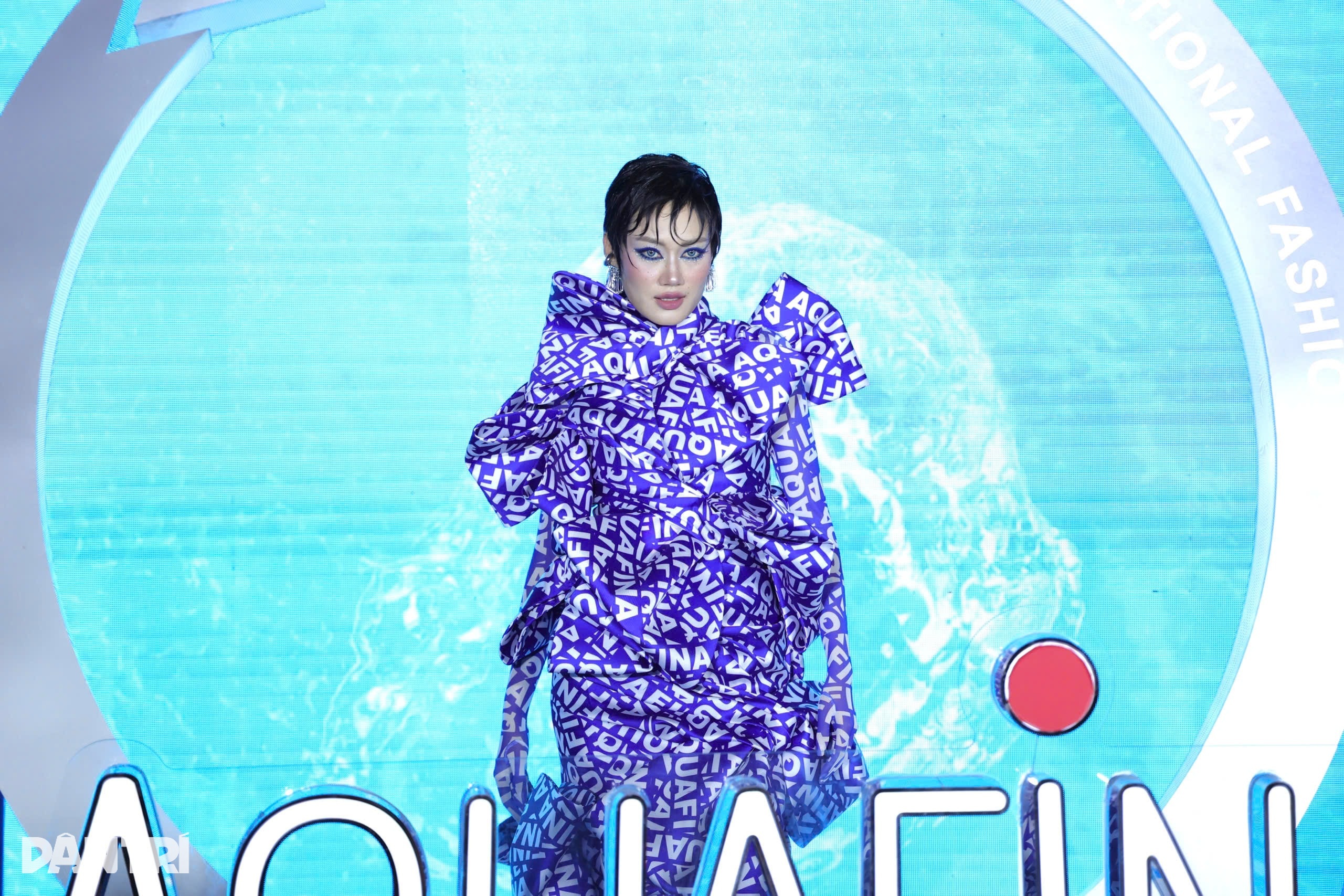 Міс Нгок Хан цілує Тхань Хуонга, Ту Лонг близький до Сюан Хіня на червоній доріжці - 10 Hoa hậu Ngọc Hân hôn Thanh Hương, Tự Long thân thiết Xuân Hinh trên thảm đỏ - 10