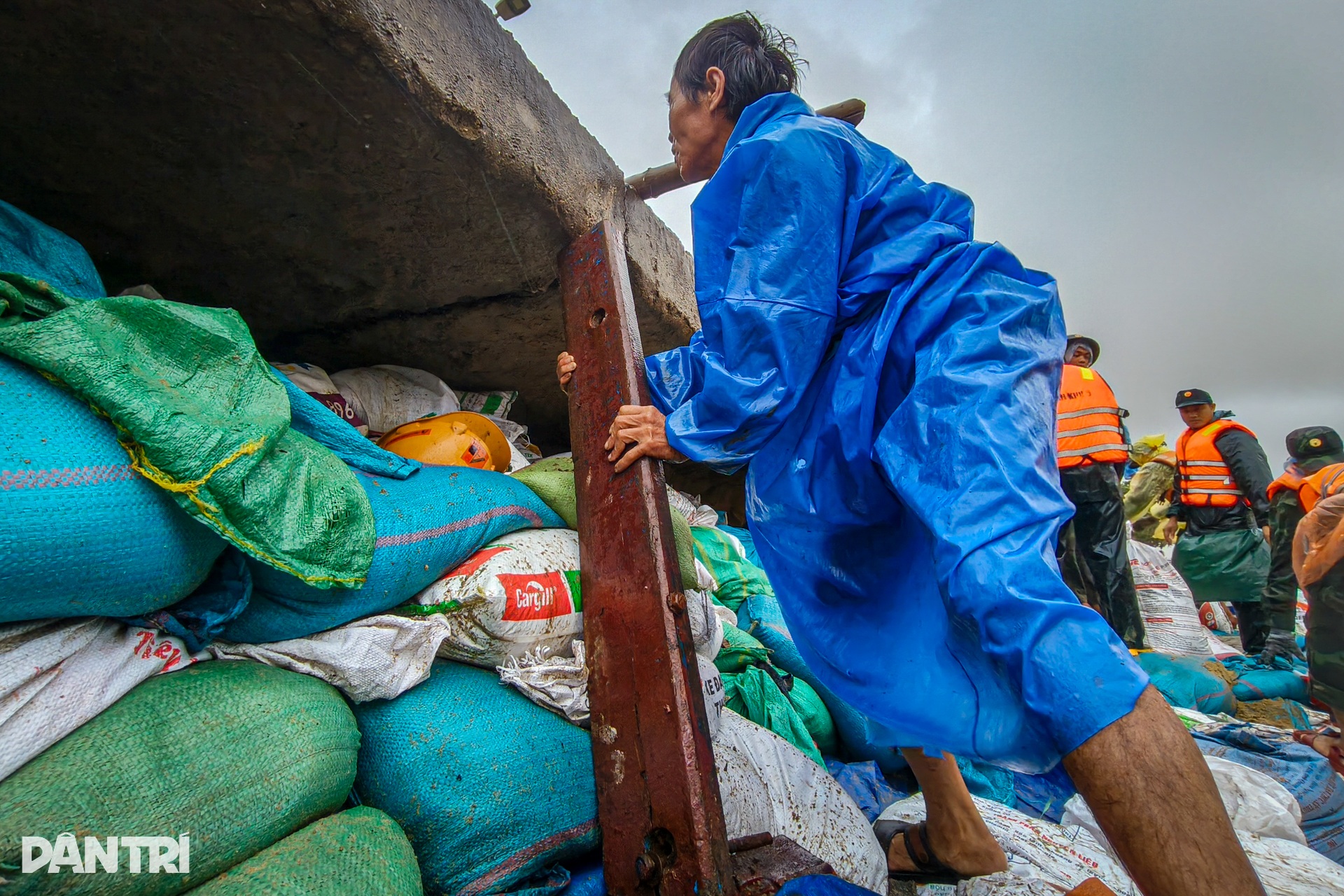 Hơn 500 bộ đội cùng người dân xuyên đêm “vá” bờ kè bị sạt lở - 7