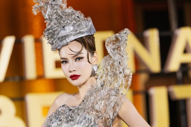 Lê Hoàng Phương diện trang phục 20kg, xử lý khéo léo trên sàn diễn