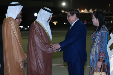 Thủ tướng tới Dubai, bắt đầu tham dự COP28 và chuỗi hoạt động song phương