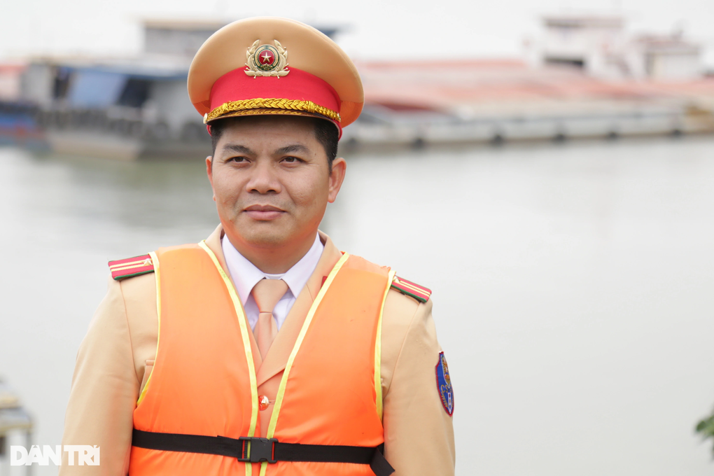CSGT Hà Nội kiểm tra nồng độ cồn người lái tàu trên sông Hồng - 5 CSGT Hà Nội kiểm tra nồng độ cồn người lái tàu trên sông Hồng - 5