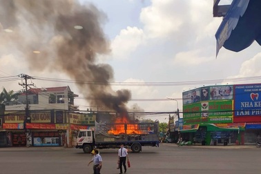 Xe tải chở hoá chất bốc cháy ngùn ngụt trên Quốc lộ 51