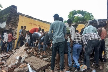 Người mẹ gục ngã bên xác 2 con nhỏ trong vụ sập trường tiểu học ở Ấn Độ