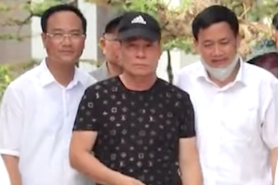Đối tượng Phú được dẫn giải ra khỏi nhà đưa về cơ quan cảnh sát điều tra nhưng không bị còng tay. Đối tượng Phú được dẫn giải ra khỏi nhà đưa về cơ quan cảnh sát điều tra nhưng không bị còng tay.