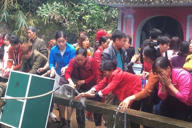 Chen chân lên Na Sơn Động Phủ rửa mặt, uống “nước thánh”