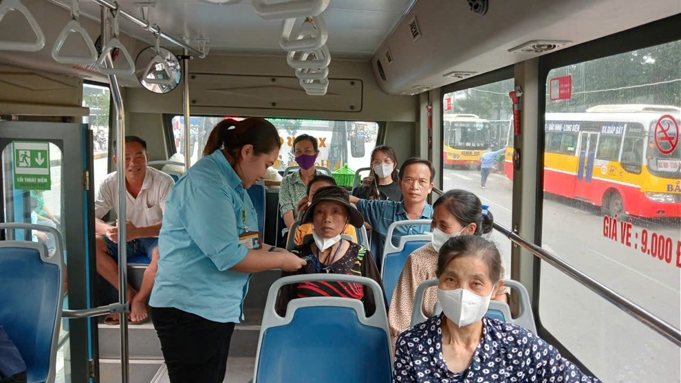 Xe buýt Thủ đô ngày càng được ưa chuộng - 1 Xe buýt Thủ đô ngày càng được ưa chuộng - 1