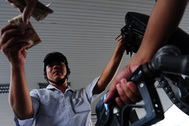 Mất cơ hội giảm giá xăng dầu 