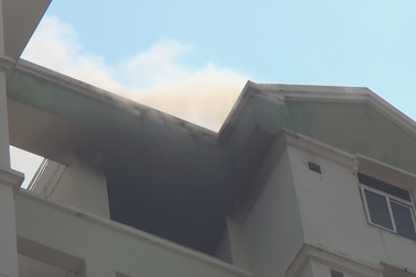 Cháy trên tầng 11 chung cư, nhiều người ôm con tháo chạy