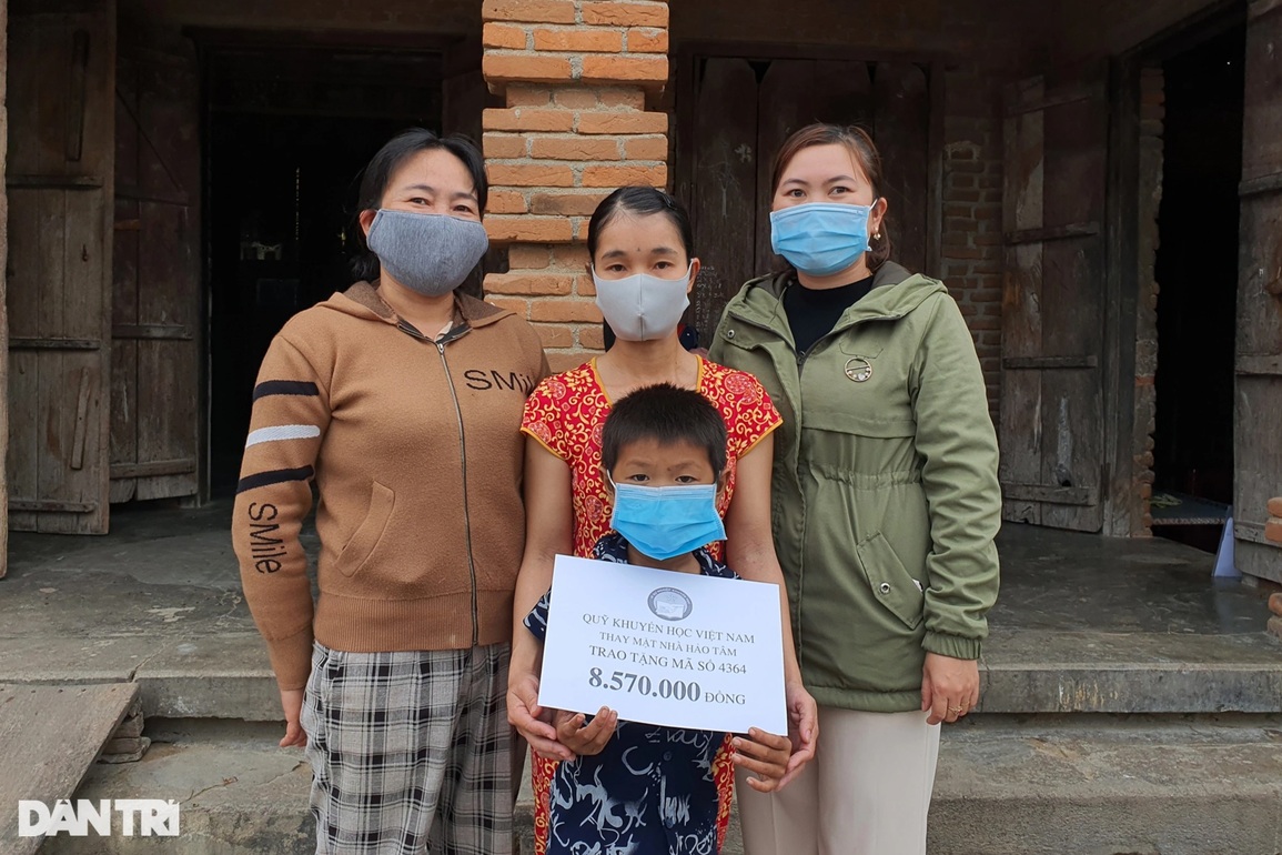 Bạn đọc giúp 3 đứa trẻ mò ốc nuôi cha ung thư hơn 140 triệu đồng - 2 Bạn đọc giúp 3 đứa trẻ mò ốc nuôi cha ung thư hơn 140 triệu đồng - 2