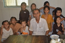 Ông bà lão U70 "bỗng dưng" có 26 "cháu nội"