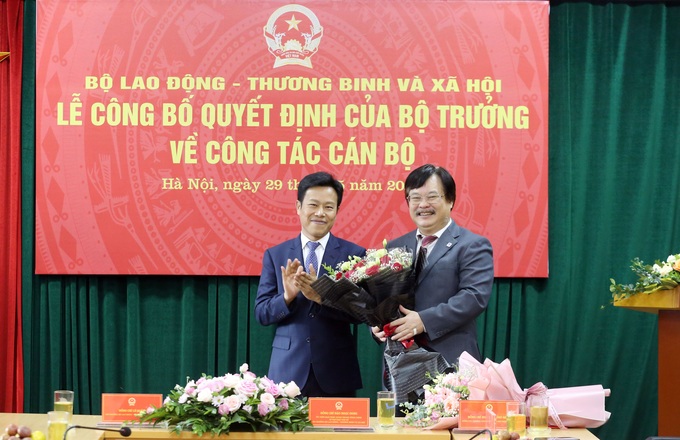 Bộ trưởng Đào Ngọc Dung trao quyết định hưởng chế độ bảo hiểm xã hội cho Tổng Cục trưởng Nguyễn Hồng Minh - Ảnh 4. Bộ trưởng Đào Ngọc Dung trao quyết định hưởng chế độ bảo hiểm xã hội cho Tổng Cục trưởng Nguyễn Hồng Minh - Ảnh 4.