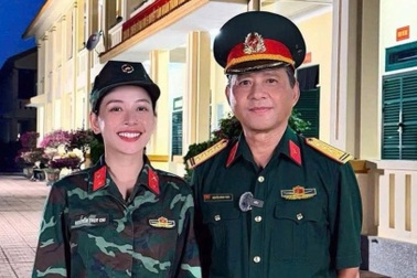 Chi Pu hạnh phúc khi được mặc quân phục cùng với bố là Đại tá