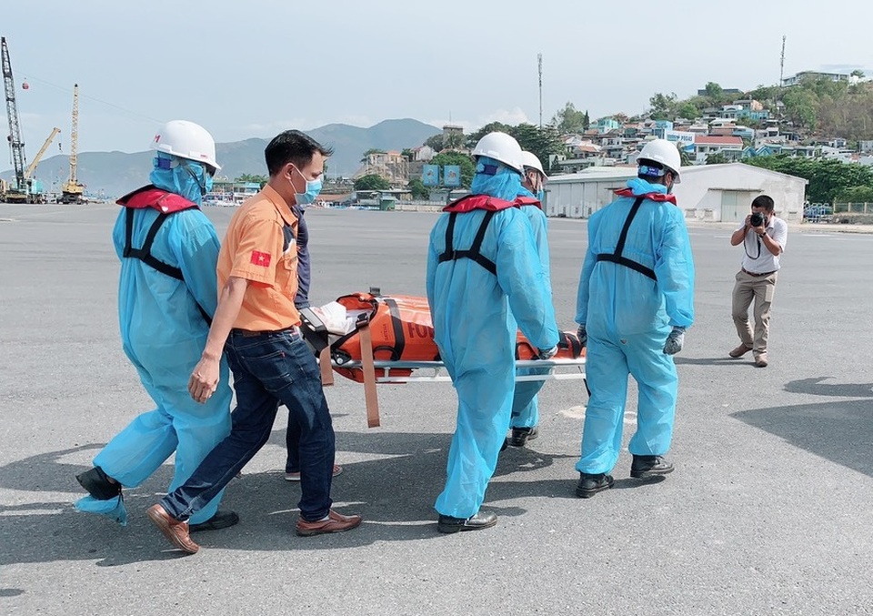 Cứu thợ máy quốc tịch Ukraine nguy kịch trên biển Khánh Hòa - 2 Cứu thợ máy quốc tịch Ukraine nguy kịch trên biển Khánh Hòa - 2