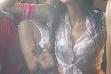 Thôn nữ, trai làng bỏ nhà đi... lắc