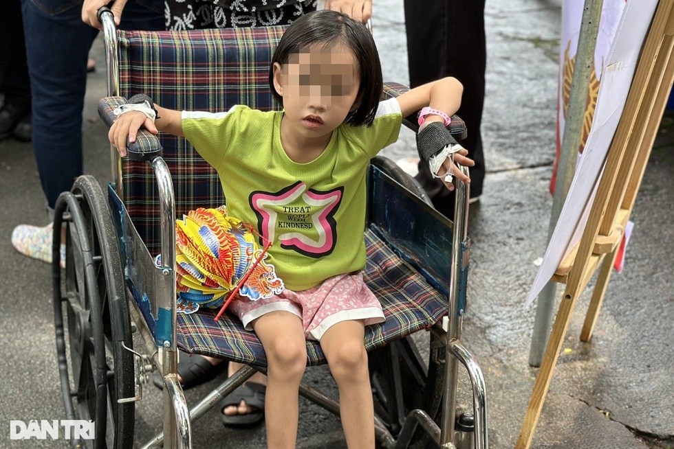 Trung thu ở viện nhi mưa tầm tã, cha mẹ lo lắng tình hình bão lũ quê nhà - 5 Trung thu ở viện nhi mưa tầm tã, cha mẹ lo lắng tình hình bão lũ quê nhà - 5