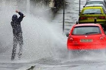 Chiếc khẩu trang ướt sũng và câu chuyện văn hóa giao thông khi trời mưa