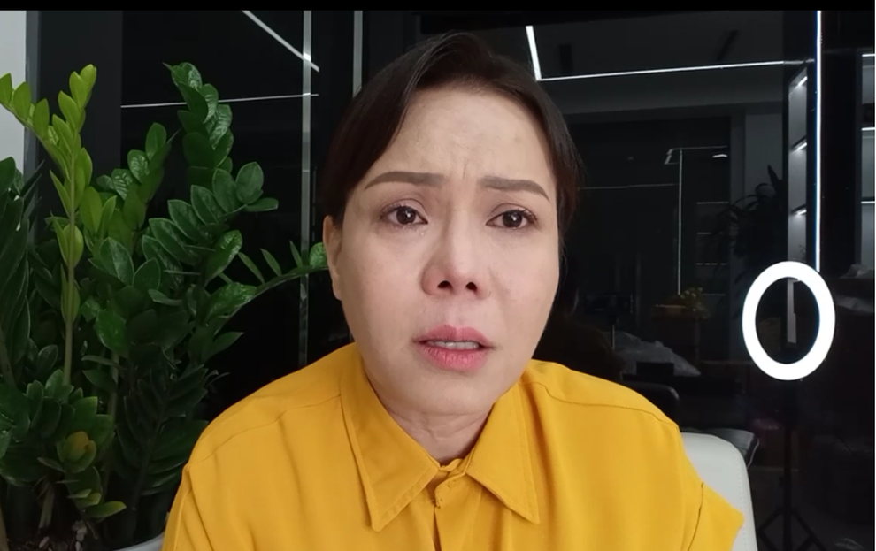 Bị trộm bẻ khóa xe chở đồ từ thiện, Việt Hương livestream đòi lại giấy tờ - 1 Bị trộm bẻ khóa xe chở đồ từ thiện, Việt Hương livestream đòi lại giấy tờ - 1