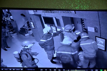 16 người hoảng loạn khi bị “nhốt” hơn 30 phút trong thang máy