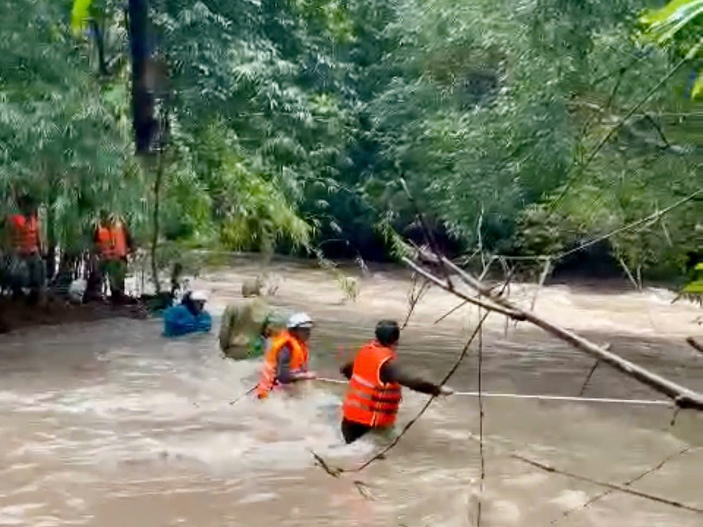 Giải cứu 6 công nhân đo đạc bị nước lũ cô lập ở Lâm Đồng - 1