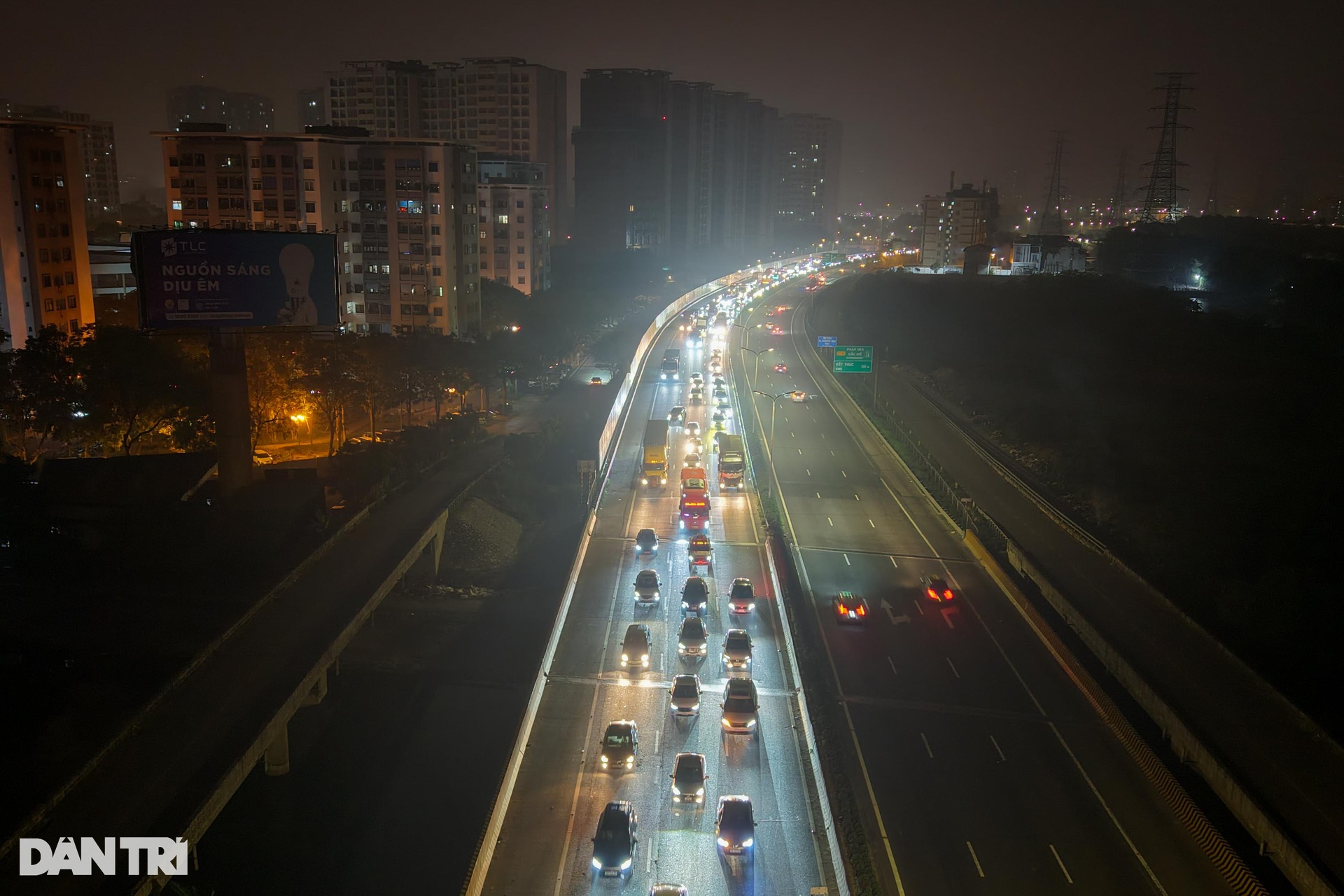 Nửa đêm, hàng nghìn ô tô xếp hàng dài nhích từng mét rời thủ đô - 7 Nửa đêm, hàng nghìn ô tô xếp hàng dài nhích từng mét rời thủ đô - 7