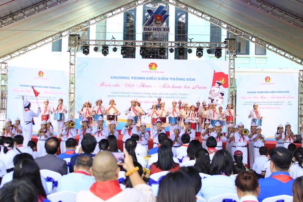 Thiếu nhi biểu diễn trống kèn chào mừng thành công Đại hội Đoàn - 1 Thiếu nhi biểu diễn trống kèn chào mừng thành công Đại hội Đoàn - 1