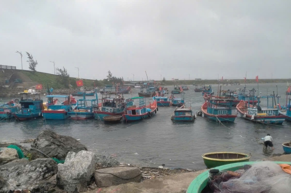 Diễn biến mưa gió tại miền Trung trước giờ bão Kalmaegi đổ bộ - 4 Diễn biến mưa gió tại miền Trung trước giờ bão Kalmaegi đổ bộ - 4