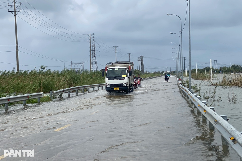 Nước biển tràn bờ, nhiều học sinh được về sớm phòng bão Fengshen - 2