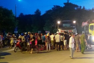 Bé gái 4 tuổi tử vong dưới gầm xe đầu kéo