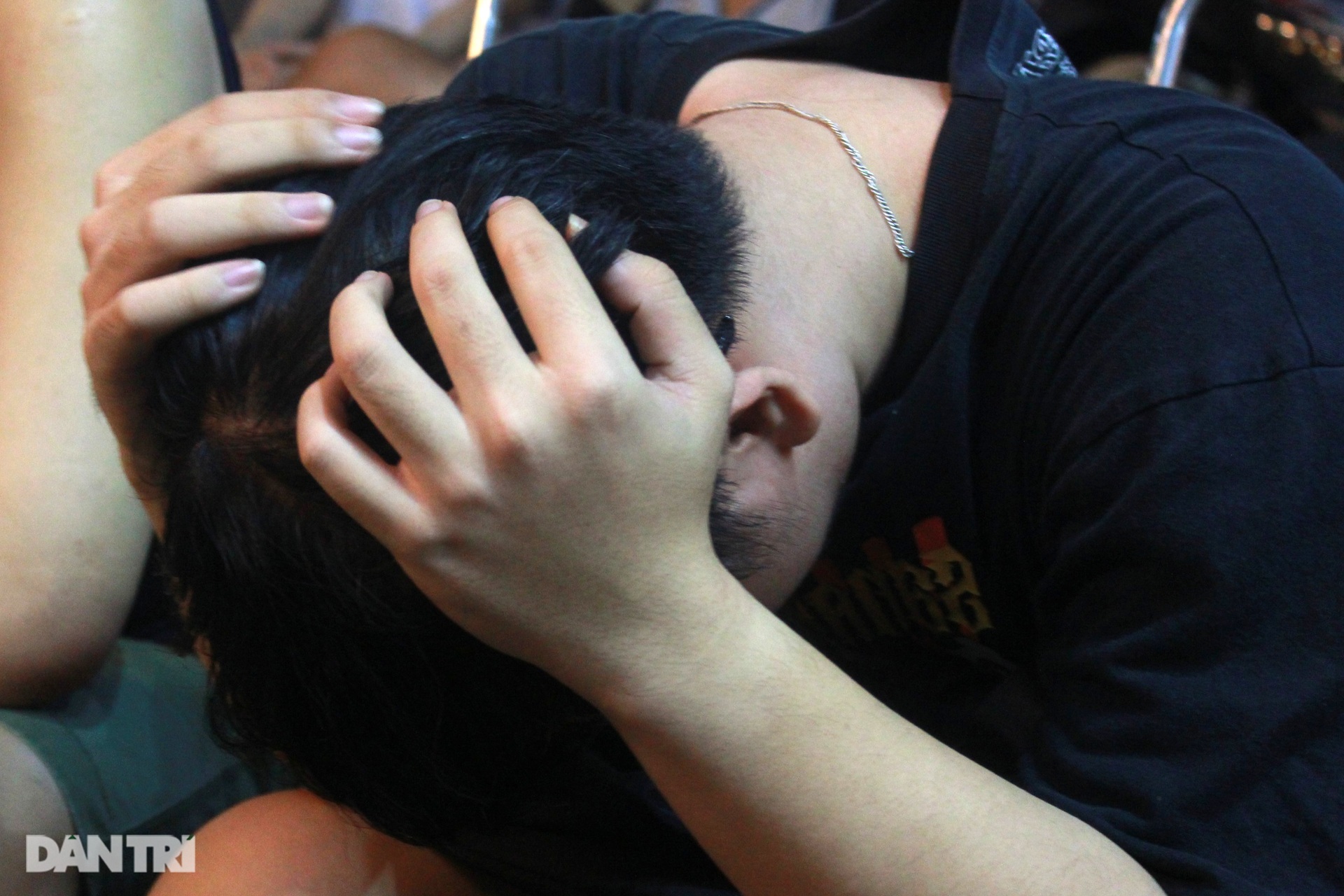 Người hâm mộ gục đầu tiếc nuối khi Việt Nam trở thành cựu vương tại AFF Cup - 18 Người hâm mộ gục đầu tiếc nuối khi Việt Nam trở thành cựu vương tại AFF Cup - 18