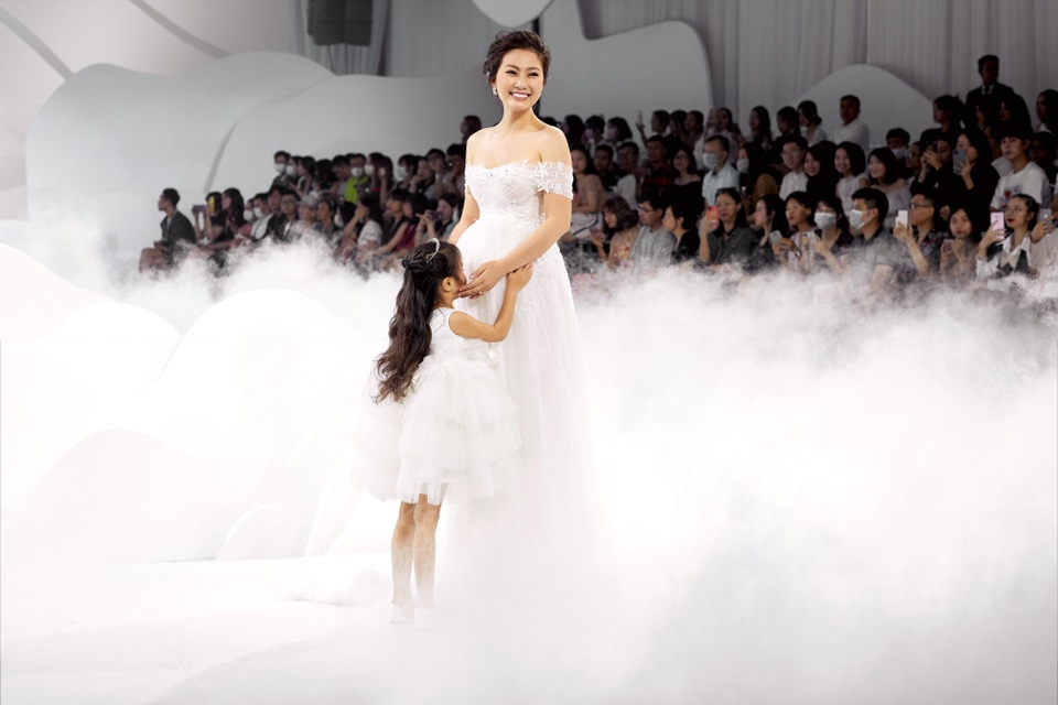 Diễn viên Ngọc Lan bất ngờ vác bụng bầu lên sàn catwalk - 3 Diễn viên Ngọc Lan bất ngờ vác bụng bầu lên sàn catwalk - 3