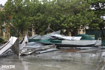 Gần 100 nhà dân, kho lúa ở Huế bị tốc mái trước khi bão Bualoi đổ bộ