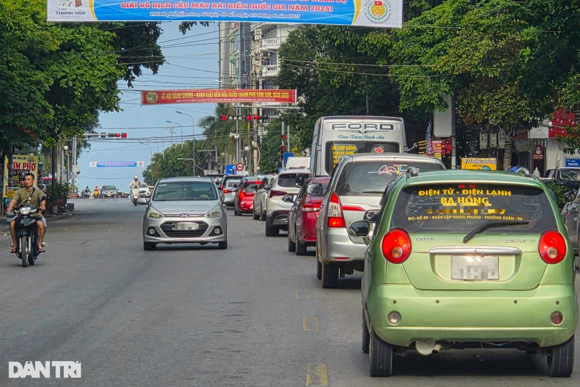 Du khách ken đặc trên các bãi tắm ở biển Sầm Sơn dịp cuối tuần - 2 Du khách ken đặc trên các bãi tắm ở biển Sầm Sơn dịp cuối tuần - 2