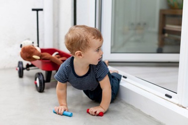 Nhóc con tinh nghịch