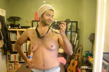 Người đàn ông có bộ ngực phụ nữ