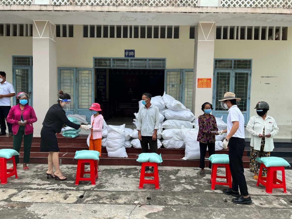 Công ty cổ phần SOCOS tặng gạo cho người dân vùng cách ly - 2 Công ty cổ phần SOCOS tặng gạo cho người dân vùng cách ly - 2
