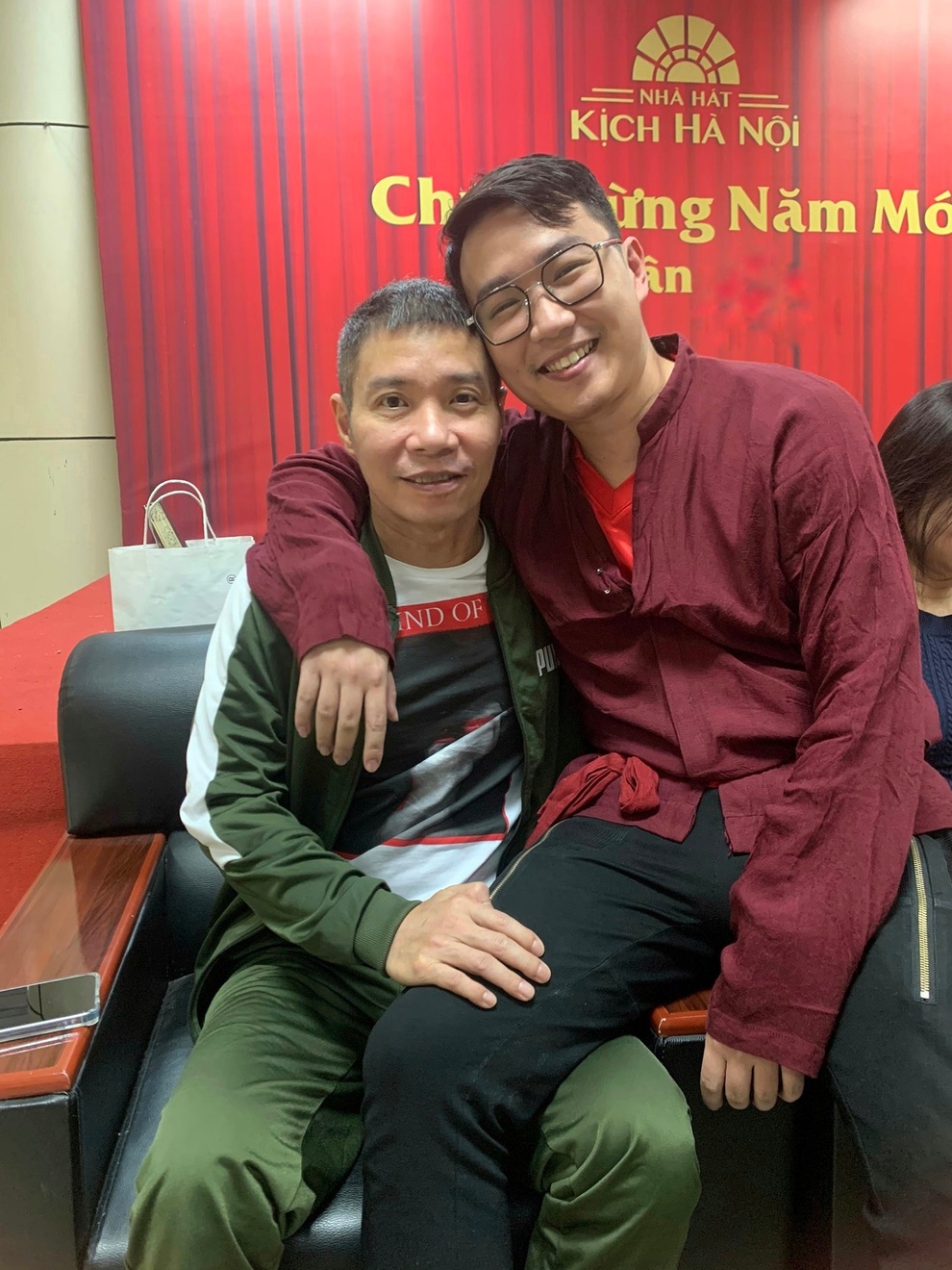 NSND Công Lý khỏe mạnh trở lại Nhà hát, chụp ảnh cùng NSND Thu Hà - 3 NSND Công Lý khỏe mạnh trở lại Nhà hát, chụp ảnh cùng NSND Thu Hà - 3