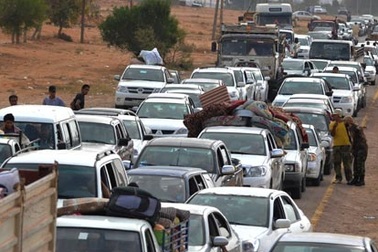 Dân thường ồ ạt rời khỏi quê hương Gadhafi, NTC sắp tấn công quyết định