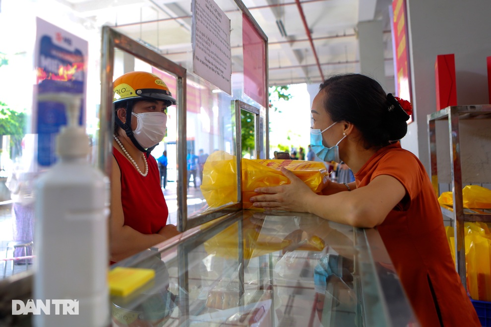 Cả trăm người đội nắng xếp hàng mua bánh Trung thu ở Hà Nội - 7 Cả trăm người đội nắng xếp hàng mua bánh Trung thu ở Hà Nội - 7