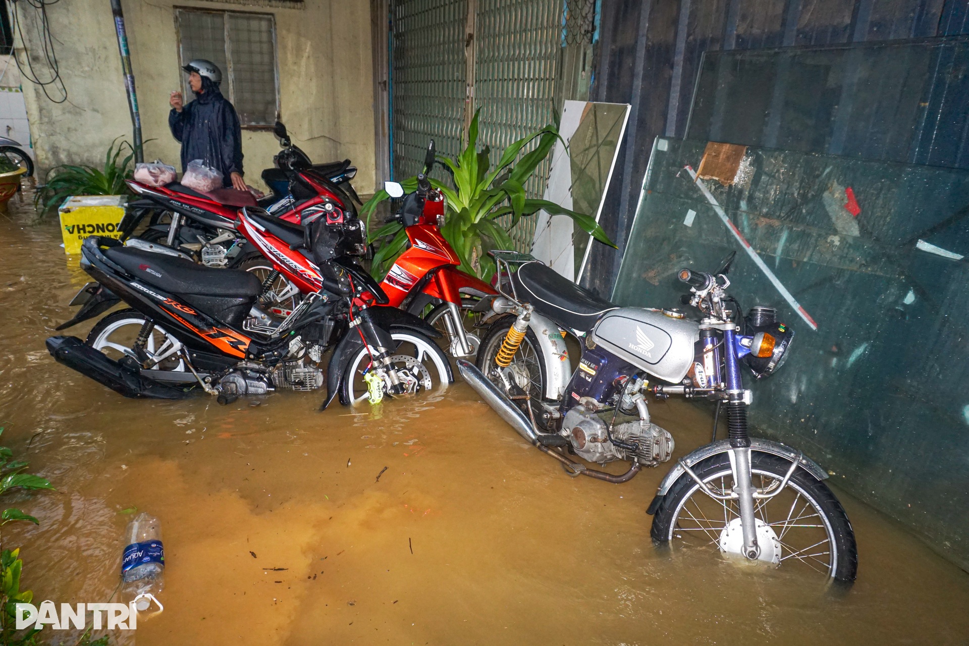 Lũ chảy cuồn cuộn ở Đà Nẵng, dân dìu nhau băng qua dòng nước xiết - 6 Lũ chảy cuồn cuộn ở Đà Nẵng, dân dìu nhau băng qua dòng nước xiết - 6