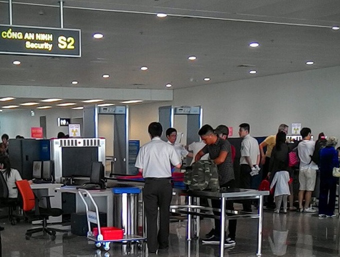Một hành khách người Hàn Quốc bị phát hiện giấy vàng trong sạc pin điện thoại