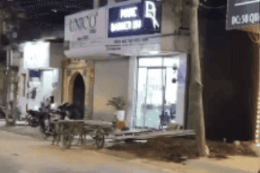 Đào móng xây dựng làm sập căn nhà liền kề ở Hà Nội