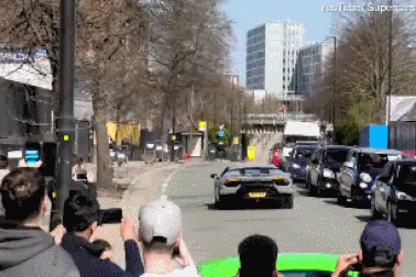 Lái siêu xe Lamborghini “thể hiện” trước đám đông, tài xế nhận cái kết “đắng”