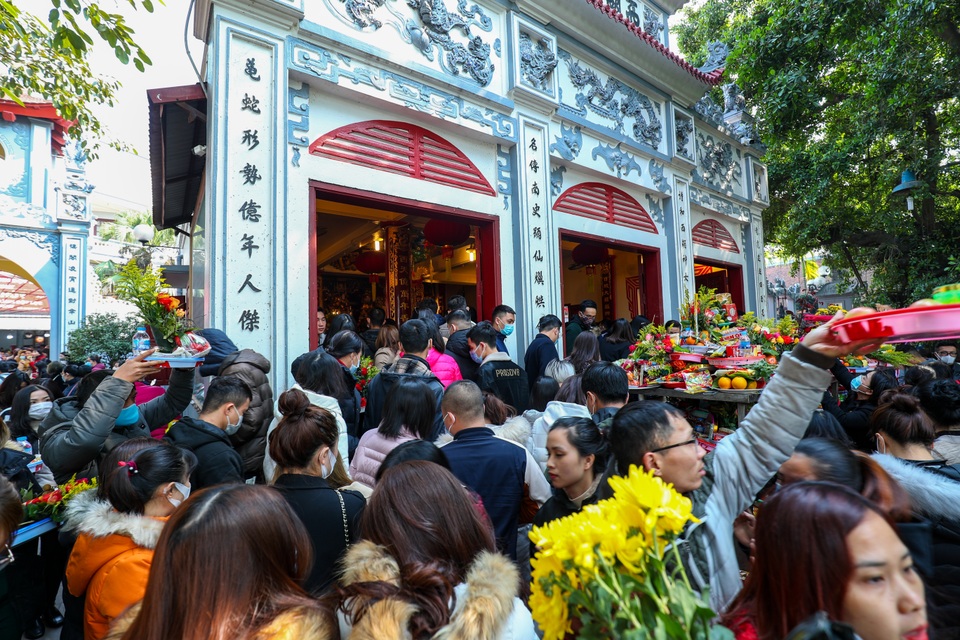 Hàng nghìn người đổ về Phủ Tây Hồ đi lễ - 13 Hàng nghìn người đổ về Phủ Tây Hồ đi lễ - 13